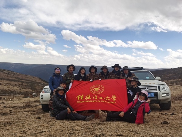 地电化学勘查技术团队在川西地区开展找矿预测合影。桂林理工大学供图 地电化学勘查技术团队在川西地区开展找矿预测合影。桂林理工大学供图